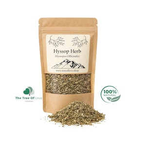 Könnte beinhalten: Ein brauner Kraftpapierbeutel mit getrocknetem Ysopkraut (Hyssopus Officinalis). Das Etikett zeigt eine Berggrafik, Text und ein Sichtfenster mit dem grünen Inhalt. Ein Haufen der losen, getrockneten Kräuter liegt vor dem Beutel.