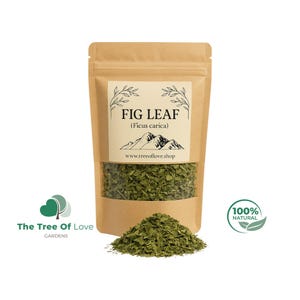 Puede incluir: Una bolsa de papel marrón que contiene hojas de higuera verdes secas, etiquetada FIG LEAF (Ficus carica) con un gráfico de montaña y el sitio web www.treeoflove.shop. Un montón de hojas secas verdes se sitúa frente a la bolsa, con un logo 100% NATURAL.