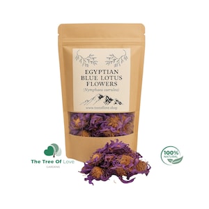 Peut inclure: Un sachet en papier kraft avec une fenêtre transparente contenant des fleurs de lotus bleu égyptiennes séchées. L'étiquette indique "EGYPTIAN BLUE LOTUS FLOWERS (Nymphaea caerulea)". Un tas de fleurs séchées est devant le sachet.