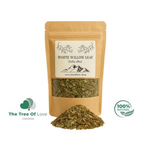 Puede incluir: Una bolsa de papel marrón con hoja de sauce blanco (Salix alba) con una ventana transparente y un montón de hojas delante. La bolsa tiene el texto "WHITE WILLOW LEAF" y "100% NATURAL". También es visible el logotipo de "The Tree of Love Gardens".