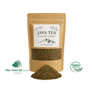Puede incluir: Una bolsa de papel kraft marrón que contiene hojas de té de Java secas, etiquetada con el texto JAVA TEA (Orthosiphon stamineus), un gráfico de montaña y el sitio web www.treeoflove.shop, con un pequeño montón de hojas sueltas delante.