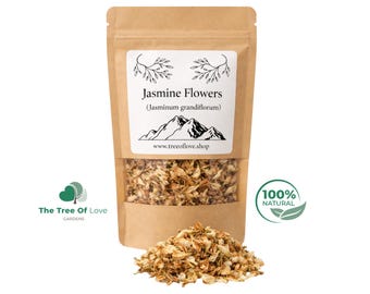 Könnte beinhalten: Ein brauner Papierbeutel mit getrockneten Jasminblüten, beschriftet mit dem Text Jasmine Flowers (Jasminum grandiflorum) und www.treeoflove.shop, mit einem Sichtfenster für den Inhalt und einem Haufen loser getrockneter Blüten davor.