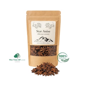 K&ouml;nnte beinhalten: Ein brauner Kraftpapierbeutel mit getrocknetem Sternanis und einem Sichtfenster. Das Etikett zeigt den Text Star Anise, Illicium verum, eine Berggrafik und die Website-Adresse www.treeoflove.shop.
