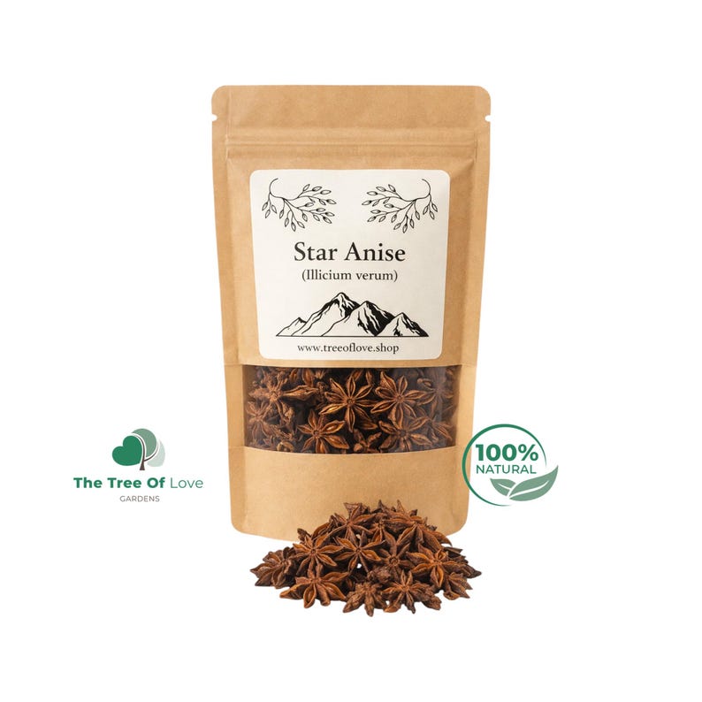 K&ouml;nnte beinhalten: Ein brauner Kraftpapierbeutel mit getrocknetem Sternanis und einem Sichtfenster. Das Etikett zeigt den Text Star Anise, Illicium verum, eine Berggrafik und die Website-Adresse www.treeoflove.shop.