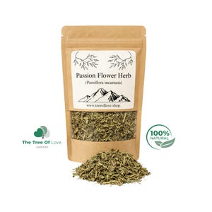 Peut inclure: Un sachet en papier kraft brun contenant de l'herbe de passiflore séchée (Passiflora incarnata). L'étiquette présente une illustration de montagne et le site www.treeoflove.shop. Un tas de produit végétal vert est posé devant le sachet.