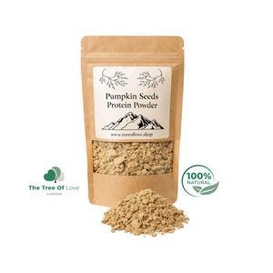 Op de afbeelding: Een bruine kraftpapieren zak met lichtbruin pompoenpitten-eiwitpoeder. Het etiket bevat een bergafbeelding, de tekst Pumpkin Seeds Protein Powder en de website www.treeoflove.shop. Een hoopje van het poeder ligt voor de zak.