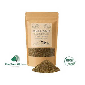 Pode incluir: Uma bolsa de papel kraft castanho contendo folhas e flores de orégãos secas. O rótulo diz OREGANO Leaf & Flowers (Purple Oregano) (Origanum vulgare) com um gráfico de montanha e o site www.treeoflove.shop. Um monte de ervas está à frente.
