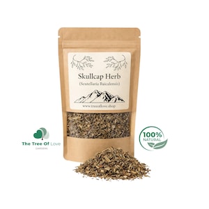 Puede incluir: Una bolsa de papel marrón que contiene hierba de escutelaria seca (Scutellaria Baicalensis). La etiqueta presenta una ilustración de montaña, el texto "Skullcap Herb (Scutellaria Baicalensis)" y el sitio "www.treeoflove.shop". Un montón de hierba se encuentra delante.