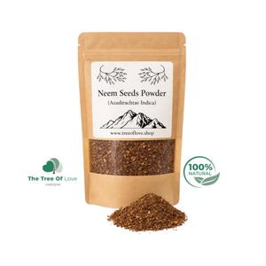 Peut inclure: Un sachet en papier brun contenant de la poudre de graines de neem. L'étiquette blanche porte le texte Neem Seeds Powder, Azadirachtae Indica, un graphique de montagne et le site www.treeoflove.shop. Un petit tas de poudre est devant.