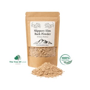以下が含まれることがあります： 薄茶色のスリッパリーエルム樹皮パウダーが入った茶色のクラフト紙製スタンドパウチ。ラベルには「Slippery Elm Bark Powder (Ulmus Rubra)」、山のグラフィック、ウェブサイト「www.treeoflove.shop」の文字が記載されています。手前にはパウダーの山があります。