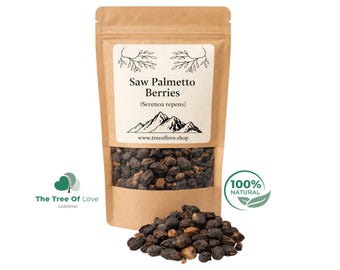 Puede incluir: Una bolsa de papel kraft marrón que contiene bayas de palma enana americana secas y oscuras. La etiqueta muestra el texto Saw Palmetto Berries (Serenoa repens), un gráfico de montaña y el sitio web www.treeoflove.shop. Un montón de bayas delante.