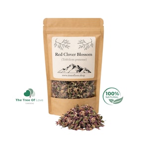 Pode incluir: Um saco de papel castanho contendo flores de trevo vermelho secas. O rótulo diz Red Clover Blossom (Trifolium pratense) com um gráfico de montanha e www.treeoflove.shop. Um monte de pétalas roxas e verdes está posicionado à frente.