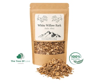 Puede incluir: Una bolsa de papel kraft marrón que contiene corteza de sauce blanco seca, etiquetada con el texto White Willow Bark (Salix Alba) y www.treeoflove.shop, con una ventana transparente que muestra las virutas de madera y un montón de corteza delante.