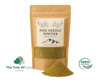 Może przedstawiać: Brązowa torebka z papieru typu kraft zawierająca zielony proszek z igieł sosnowych. Etykieta zawiera napis PINE NEEDLE POWDER (Pinus sylvestris), grafikę gór oraz adres strony internetowej. Przed torebką znajduje się mały kopczyk drobnego proszku.