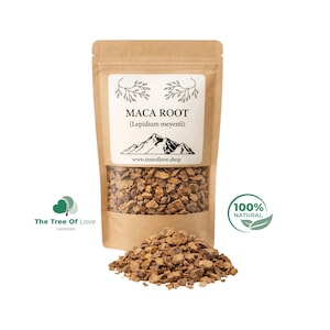 Peut inclure: Un sachet en papier kraft brun contenant de la racine de maca (Lepidium meyenii) séchée et coupée. L'étiquette présente un graphique de montagne, le texte "MACA ROOT (Lepidium meyenii)" et "www.treeoflove.shop". Un tas de racine est devant.