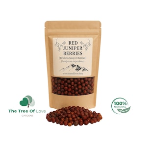 Puede incluir: Una bolsa de papel kraft marrón que contiene bayas de enebro rojas. La etiqueta dice RED JUNIPER BERRIES, Prickly Juniper Berries, Juniperus oxycedrus y www.treeoflove.shop. Un montón de bayas pequeñas, redondas y de color rojo oscuro.