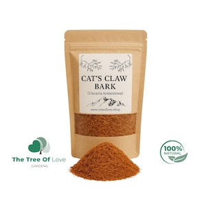 Puede incluir: Una bolsa de papel kraft llena de corteza de uña de gato (Uncaria tomentosa), con un montón de corteza delante. La bolsa tiene una etiqueta con el texto "CAT'S CLAW BARK" y "www.treeoflove.shop". Se ve un sello "100% NATURAL".