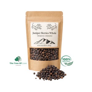 Può includere: Una busta in carta kraft marrone riempita con bacche di ginepro intere essiccate. L'etichetta bianca riporta il testo Juniper Berries Whole, Juniperus communis, un grafico di montagna e l'indirizzo web www.treeoflove.shop.