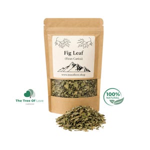 Può includere: Una busta in carta kraft marrone contenente foglie di fico essiccate. L'etichetta bianca riporta il testo Fig Leaf (Ficus Carica), un grafico di montagna e il sito web www.treeoflove.shop. Un mucchio di foglie essiccate si trova davanti.