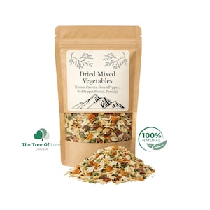 Op de afbeelding: Een bruine kraftpapieren stazak met gedroogde gemengde groenten, waaronder ui, wortelen, groene paprika, rode paprika, peterselie en pastinaak. Het etiket bevat een bergafbeelding en de tekst Dried Mixed Vegetables en 100% Natural.