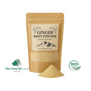 Op de afbeelding: Een bruine papieren zak met gemberwortelpoeder en een doorzichtig venster. Het etiket vermeldt GINGER ROOT POWDER (Zingiber officinale), een berggrafiek en de website www.treeoflove.shop. Een hoopje lichtbruin poeder ligt voor de zak.