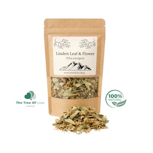 Könnte beinhalten: Ein brauner Kraftpapierbeutel mit getrockneten Lindenblättern und -blüten, beschriftet mit Linden Leaf & Flower (Tilia europea) und www.treeoflove.shop. Ein Haufen der losen, getrockneten pflanzlichen Materialien liegt vor dem Beutel.