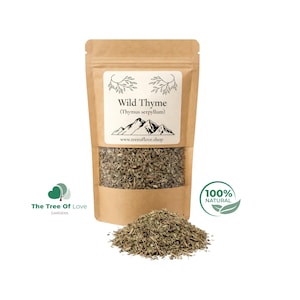 Könnte beinhalten: Ein brauner Kraftpapierbeutel mit getrocknetem wildem Thymian (Thymus serpyllum) und einem Sichtfenster. Das Etikett zeigt eine Berggrafik und den Text www.treeoflove.shop. Ein Haufen der getrockneten Kräuter liegt vor dem Beutel auf dem Boden.