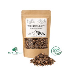 Peut inclure: Un sachet en papier kraft brun contenant des morceaux irréguliers de racine de tormentille (Potentilla erecta) séchée, de couleur brun foncé. L'étiquette porte un dessin de montagne, le texte 'TORMENTIL ROOT (Potentilla erecta)' et 'www.treeoflove.shop'.