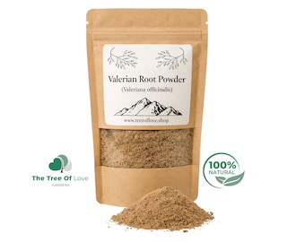 Può includere: Una busta in carta kraft marrone contenente polvere di radice di valeriana, con un'etichetta bianca riportante il testo Valerian Root Powder, Valeriana officinalis e www.treeoflove.shop, e una finestra trasparente che mostra la polvere chiara.