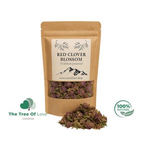 Może przedstawiać: Brązowa torebka z papieru typu kraft zawierająca suszone kwiaty koniczyny czerwonej. Etykieta zawiera napis RED CLOVER BLOSSOM (Trifolium pratense), grafikę gór oraz stronę internetową www.treeoflove.shop. Przed torebką leży stos suszonych kwiatów.