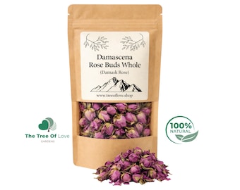 Pode incluir: Uma bolsa de papel castanho contendo botões de rosa Damascena inteiros e secos. O rótulo diz Damascena Rose Buds Whole (Damask Rose) com um gráfico de montanha e o site www.treeoflove.shop. Um monte de botões de rosa está à frente.