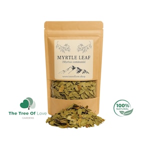 Può includere: Un sacchetto di carta marrone contenente foglie di mirto essiccate, dotato di una finestra trasparente e un'etichetta con il testo MYRTLE LEAF (Myrtus communis), un grafico di montagna e il sito web www.treeoflove.shop, con foglie davanti.