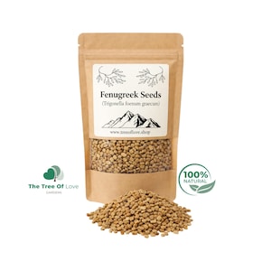 Pode incluir: Uma bolsa de papel kraft castanho contendo pequenas sementes de feno-grego castanho-claras. O rótulo apresenta o texto Fenugreek Seeds, Trigonella foenum graecum, um gráfico de montanha e o site www.treeoflove.shop. Um monte de sementes está à frente.