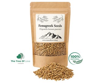 Puede incluir: Una bolsa de papel kraft marrón que contiene semillas de fenogreco de color marrón claro. La etiqueta muestra el texto Fenugreek Seeds, Trigonella foenum graecum, un gráfico de montaña y el sitio web www.treeoflove.shop. Un montón de semillas frente a la bolsa.