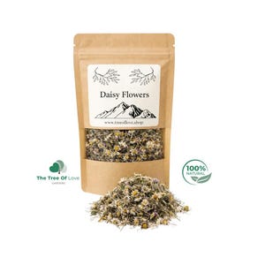 Peut inclure: Un sac en papier brun étiqueté "Daisy Flowers" avec un graphique de montagne, rempli de fleurs de marguerite séchées. Un tas de fleurs séchées est devant le sac. Le texte "100% Natural" est à droite.