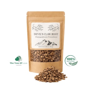 Puede incluir: Una bolsa de papel marrón que contiene raíz de garra del diablo seca, etiquetada con el texto Devil's Claw Root, Harpagophytum Procumbens y www.treeoflove.shop. Un montón de trozos de raíz marrones y texturizados frente a la bolsa.