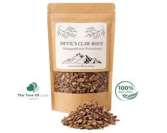 Puede incluir: Una bolsa de papel marrón que contiene raíz de garra del diablo seca, etiquetada con el texto Devil's Claw Root, Harpagophytum Procumbens y www.treeoflove.shop. Un montón de trozos de raíz marrones y texturizados frente a la bolsa.