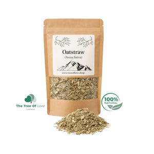 Puede incluir: Una bolsa de papel kraft marrón que contiene paja de avena seca, etiquetada con el texto Oatstraw (Avena Sativa), un gráfico de montaña y el sitio web www.treeoflove.shop. Un montón del mismo material vegetal seco de color verde claro está delante.