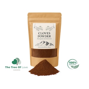 以下が含まれることがあります： クローブパウダーが入った茶色のクラフト紙袋。ラベルには「CLOVES POWDER (Syzygium aromaticum)」および「www.treeoflove.shop」の文字と山のグラフィックが印刷されており、袋の前には濃い茶色の粉末が山盛りに置かれています。