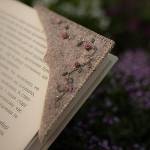 Hand embroidered corner bookmark |Rose corner bookmark| Felt corner bookmark| Embroidered bookmark| Gift for readers