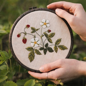 Handborduurkunst wilde aardbei | Borduurring met wilde aardbeien|Geborduurde wilde aardbei|Cottage kerndecor|Afgewerkt borduurwerk