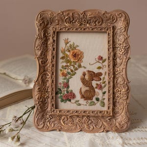 Gerahmtes Kaninchen im Vintage Stil|Gesticktes Tier|3D Blumenstickerei|Waldstickerei|Fertige Stickerei