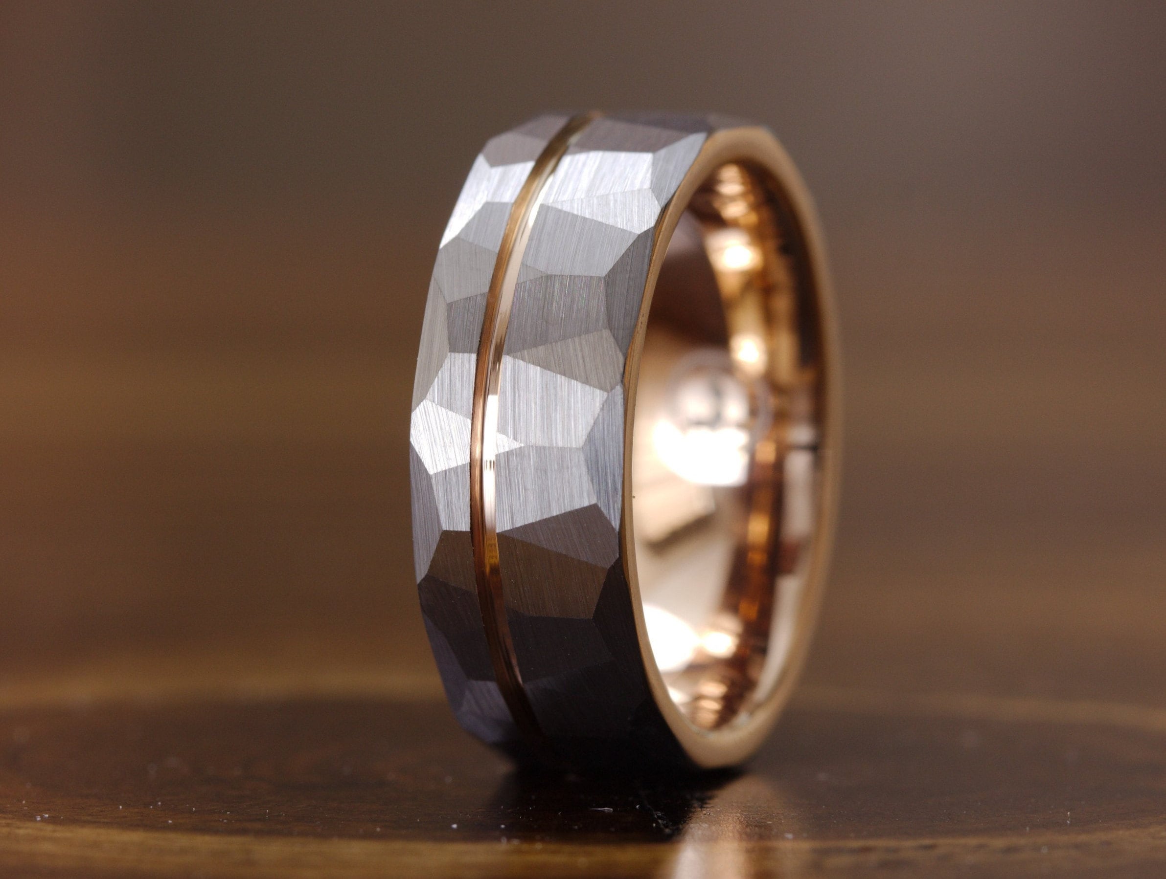 Meteorit Ring, Schwarz Gehämmert Rose Gold Streifen Wolfram