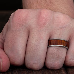 Anillo de bodas de titanio para hombre con madera de rosa, anillo de plata, anillo de madera natural para hombre, anillo de compromiso, regalo de aniversario para hombre. imagen 3