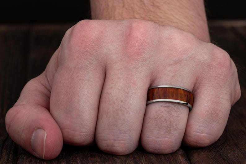 Anillo de bodas de titanio para hombre con madera de rosa, anillo de plata, anillo de madera natural para hombre, anillo de compromiso, regalo de aniversario para hombre. imagen 3