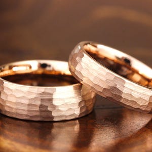 メンズ ローズゴールド ハンマー加工結婚指輪、メンズ ローズゴールド