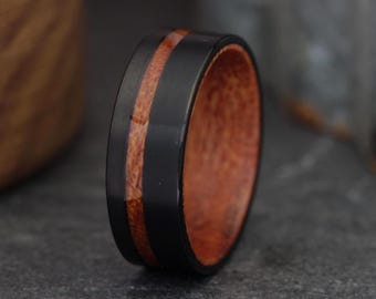 Houten heren trouwring, houten herenring, geborsteld zwarte trouwring, wolfraam ring houtinlegring, unieke houten heren trouwringen heren