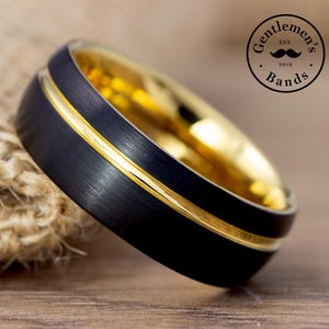 Fede nuziale in tungsteno nero spazzolato, anello nero e oro, fede nuziale da uomo, fede nuziale nera, anello nero da uomo, anello nero opaco, anello oro