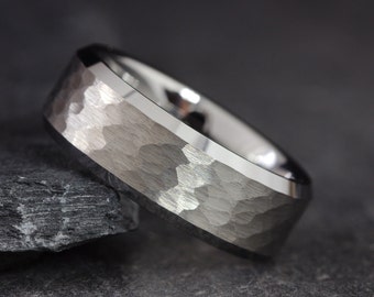 TUTISS Anello In Tungsteno Martellato 8mm - Argento/Nero Con Intarsio In Autentico Meteorite, Fascia Unisex Per Fidanzamento, Matrimonio