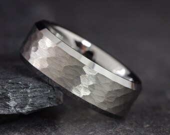 TUTISS Anello In Tungsteno Martellato 8mm - Argento/Nero Con Intarsio In Autentico Meteorite, Fascia Unisex Per Fidanzamento, Matrimonio